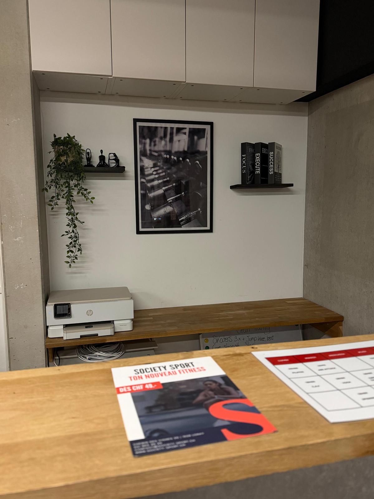 Espace accueil avec affiche promotionnelle Society Sport et &eacute;tag&egrave;res d&eacute;coratives