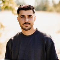 Portrait d'un homme souriant en t-shirt noir en ext&eacute;rieur