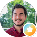 Photo de profil d'un homme souriant avec badge &eacute;toile